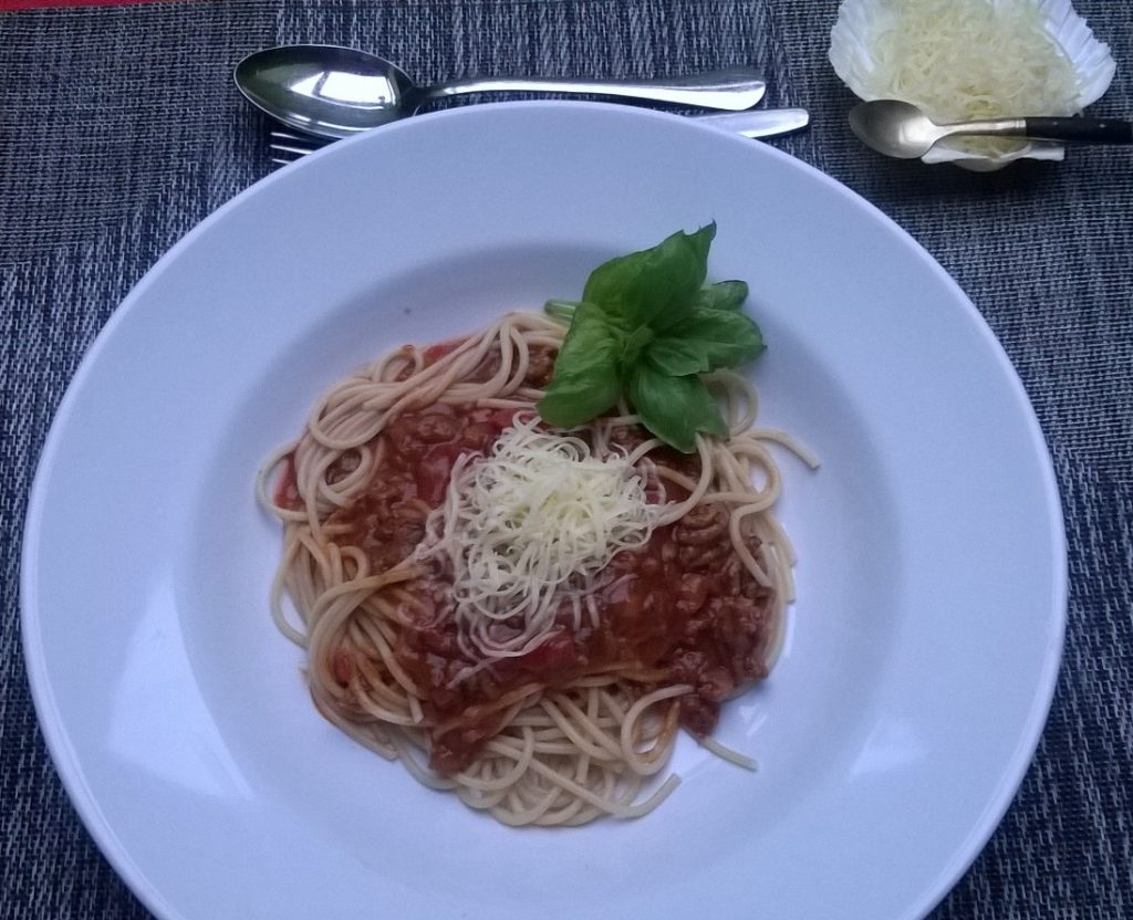 Spaghetti mit Tomatensauce und Speck